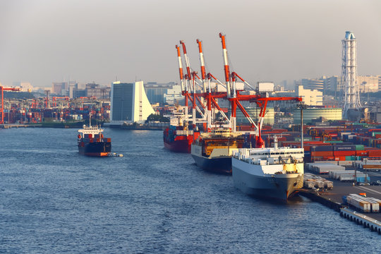(東京都ｰ港の風景)埠頭に停泊する貨物船と出港する貨物船２