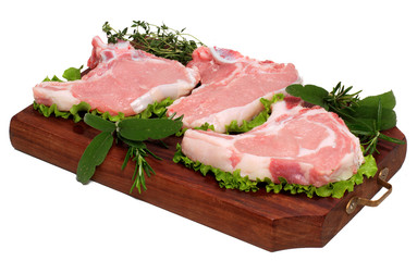 Braciole di vitello su tagliere di legno