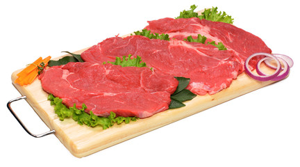 Bistecche di manzo su tagliere di legno