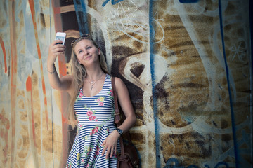 Touristin, junge Frau, macht Selfi