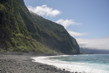 Strand mit Bergen, Klippen mit Meer