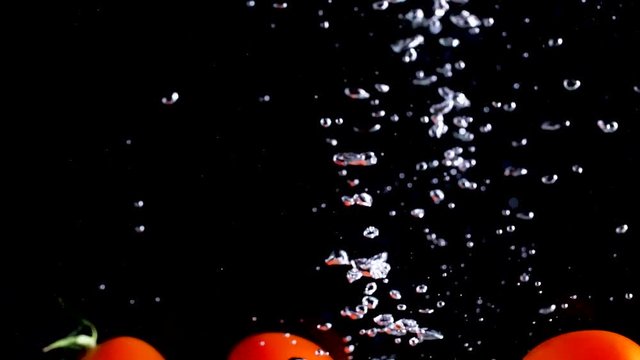 Tomaten fallen in Wasser 