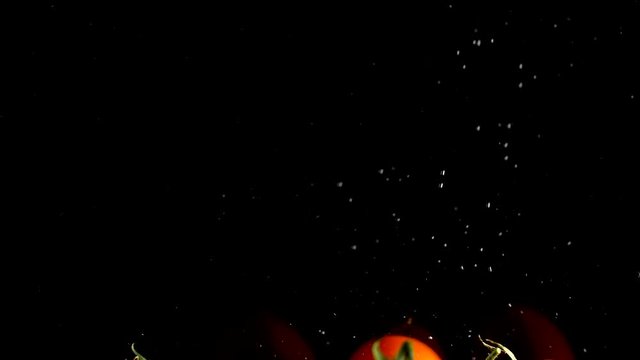 Tomaten fallen in Wasser 