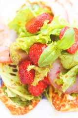 Salad with strawberries and ham