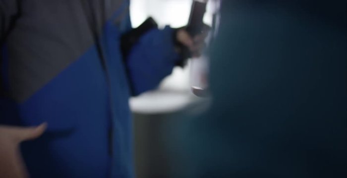 Handschlag mit Handwerker