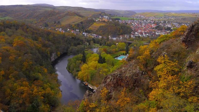 Herbst an dem Fluss Nahe in Bad Kreuznach - Bad M&uuml;nster. Blick vom Rheingrafenstein.