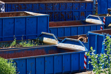 Blaue Abfallcontainer