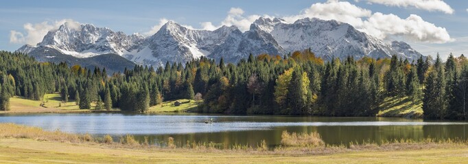 Weitwinkel Panorama in Bayern mit See und Karwendelgebirge © Wolfilser