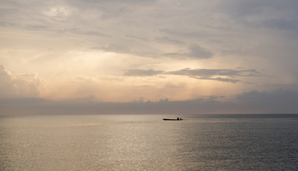 Obraz na płótnie Canvas Sunrise on the sea in the beautiful sky 