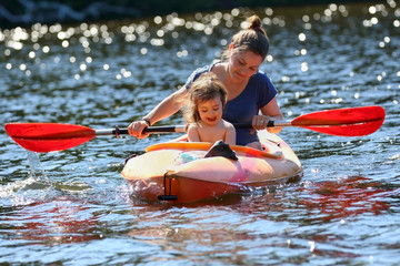 m&egrave;re et fille en kayak