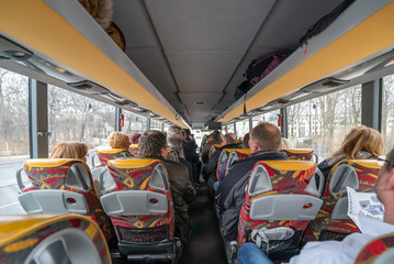 Sitzende Leute von hinten im Reisebus