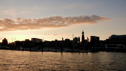 Fototapeta premium Hamburg Stadtsilhouette im Sonnenuntergang