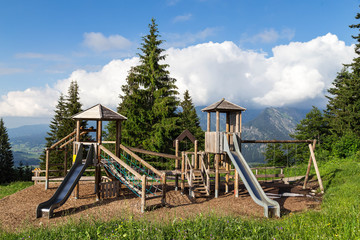 Abenteuerspielplatz für Kinder auf der Wiese.