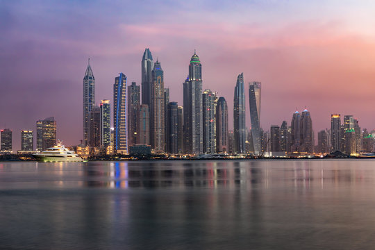 Die Wolkenkratzer der Dubai Marina während eines dramatischen Sonnenunterganges