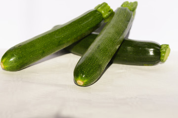 Zucchini auf weißem Untergrund