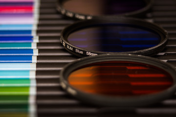 primer plano de filtros fotograficos de colores sobre lapices