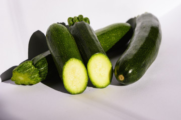 drei Zucchini und davon eine halbiert