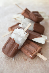 Eis am Stiel mit Schokolade