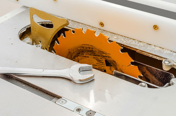 Woodworking, adjustable circular saw, wrench