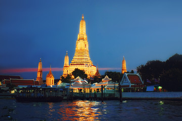Naklejka premium Wat Arun Temple at sunset in bangkok Thailand .