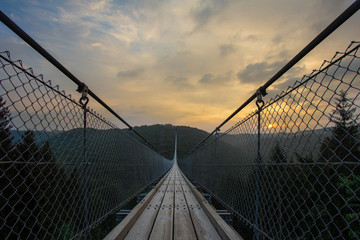 Sonnenaufgang an einer einsamen Brücke