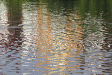 Obraz premium Odbicie ceglanego budynku na brzegu jeziora