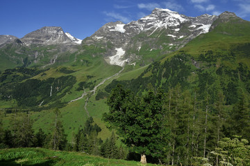 Fototapeta na wymiar Blick von der Großglockner-Hochalpenstrasse zum Großglocknergebiet