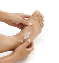 Junge Frau bei Fußpflege