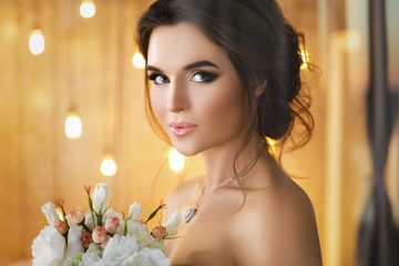 Fototapeta premium Szczęśliwa i piękna panna młoda z bukietem kwiatów