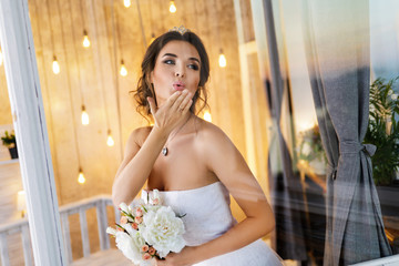 Naklejka premium Happy and beautiful bride with bouquet of flowers