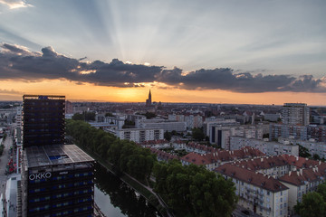 Coucher de soleil sur Strasbourg et l'éco-quartier Danube depuis la tour Elithis Danube