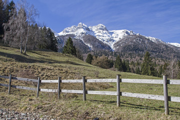 Fototapeta na wymiar Die Vigolanaberge sind eine Gebirgsgruppe im Trentino mit Gipfeln, die bis fast 2200 m aufragen und zu den Vizentiner Alpen gehören