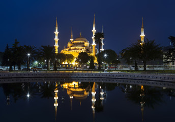 Fototapeta na wymiar View of the Blue mosque and its reflection in the fountain at night, Istanbul