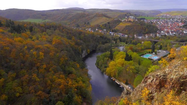 Herbst an dem Fluss Nahe in Bad Kreuznach - Bad M&uuml;nster. Blick vom Rheingrafenstein.