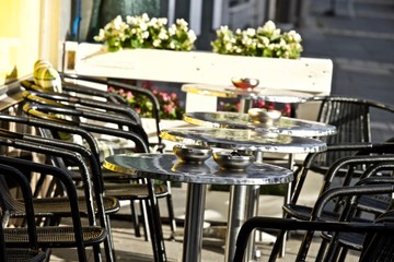 leere cafe tische