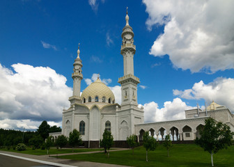 Fototapeta na wymiar White Mosque Bulgar blue sky and clouds