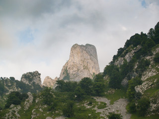 Nubes rodeando el pico de montaña Naranjo de Bulnes en Los Picos de Europa