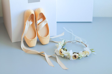 Ballerines avec une couronne de fleurs 