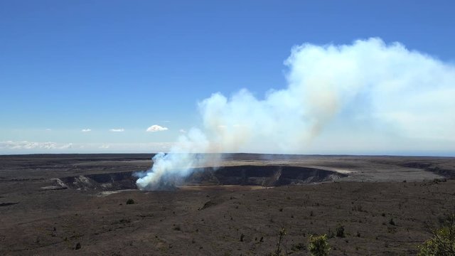 Smoking Kīlauea volcano craters overlook - Hawaii, Big Island