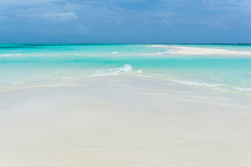 Fototapeta na wymiar Weiße Sandbank mit türkisem meer und blauem himmel 1