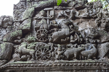 Obraz premium Ancient temple stone carved bas-relief in Angkor Wat. Hinduist god in carriage bas-relief closeup. Angkor Wat temple