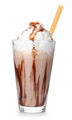 Photo sur Plexiglas Milk-shake Verre avec un délicieux milk-shake sur fond blanc