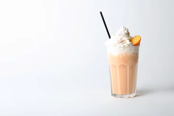 Photo sur Plexiglas Milk-shake Glass with delicious milk shake on white background