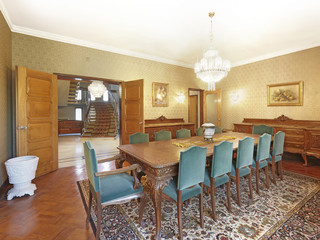 Sala de jantar com mesa e cadeiras