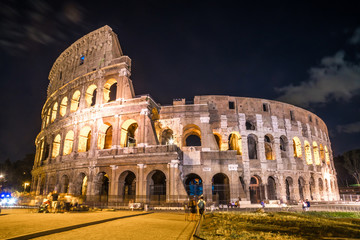 Fototapeta premium Rzymskie Koloseum (Koloseum) nocą, jedna z głównych atrakcji turystycznych Rzymu. Włochy