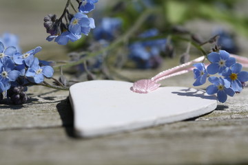 herz, weiß, vergissmeinicht, holztisch, liegen