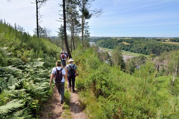 Groupe de randonneurs sur le circuit de la vall&eacute;e du Trieux en Bretagne