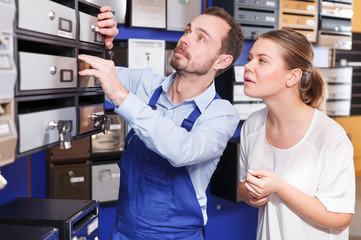 Fototapeta premium Girl consulting about mailbox with worker