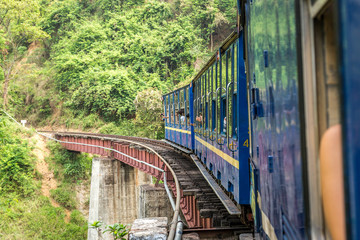 Naklejka premium Przejazd pociągiem parowym po moście, widok z okna, Nilgiri Mountain Railway, Ooty, Tamil Nadu, Indie
