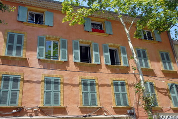 Fototapeta na wymiar Façade colorée à volets verts et mur rose, ville de Salon de Provence, département des Bouches-du-Rhône, France